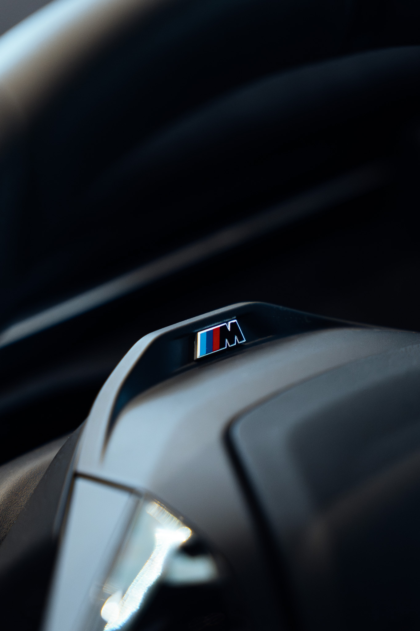 Détail du badge BMW M photographié lors d’une production Edenauto Premium